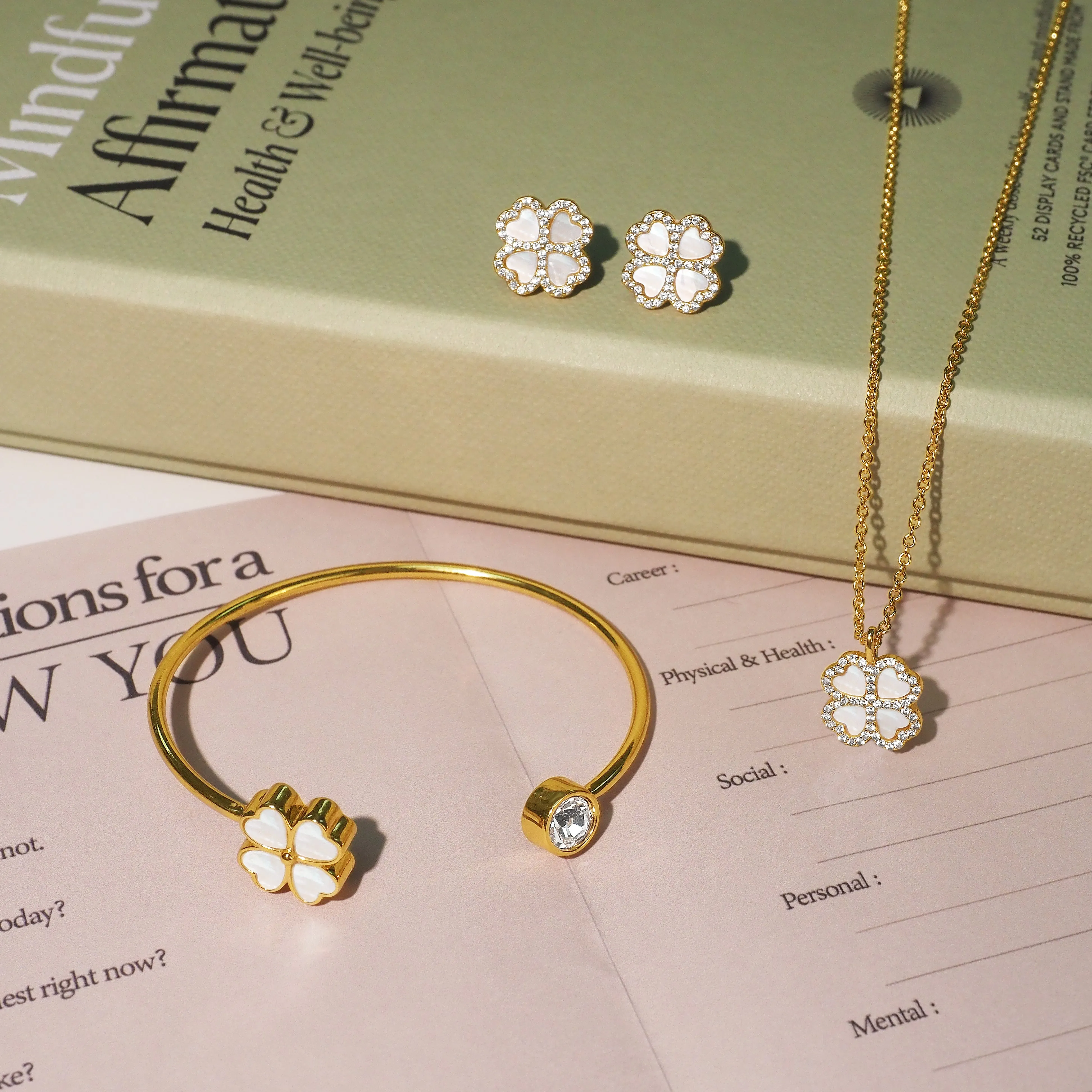 Lucky Pearls Clover Bracelet